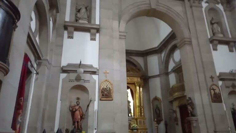 Descubra a Hist&oacute;ria e a Arquitetura da Igreja da Trindade no Porto